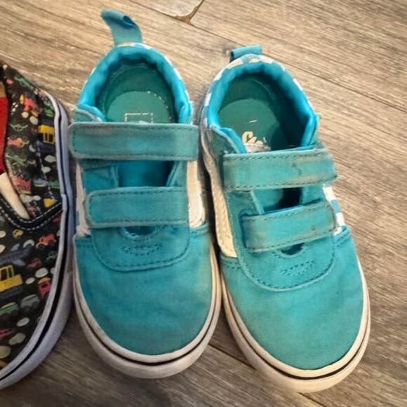 6 pairs of toddler shoes- sizes range from 6-8 - Picture 4 of 8